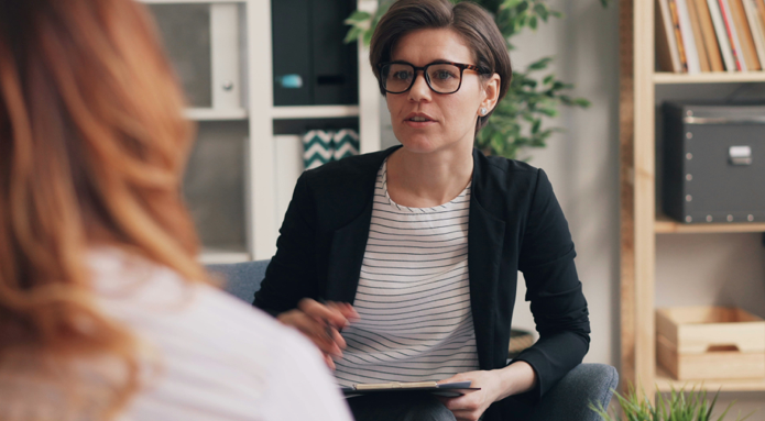 Escucha activa y sin juicios: el espacio que tantas personas buscan en terapia